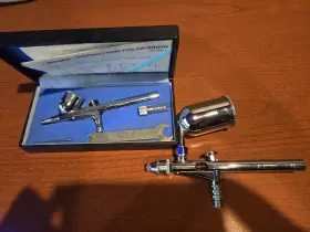 Hp-e2 Iwata Set Of 2 Hp Airbrushes Hp-c And Hp-e2. Lightly Used