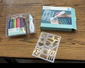 661042 We R Memory Keepers Airbrush Kit 12 Colored Markers Stencils Usb Cable