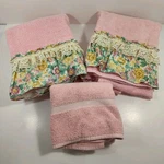 Vtg Westpoint Stevens 2 Bath Towels & Floor Mat Pink Floral Lace 100% Cotton. Fixed Price $22.49.